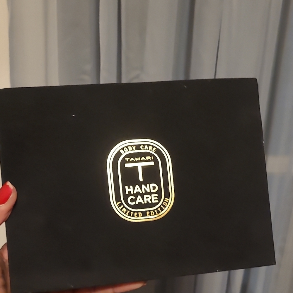 Tahari LIMITED EDITION Hand Creme Set in Black Faux Suede Box